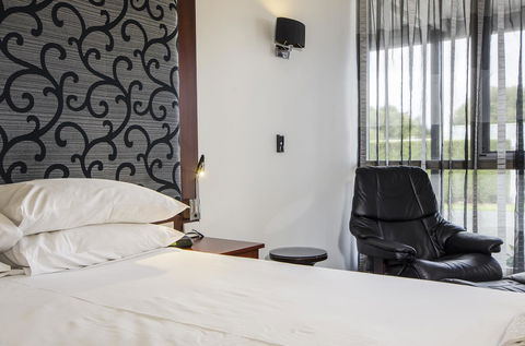 The Commodore - Dalby Accommodation 38