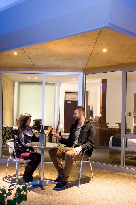 The Commodore - Dalby Accommodation 8