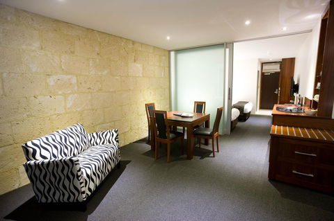 The Commodore - Dalby Accommodation 12