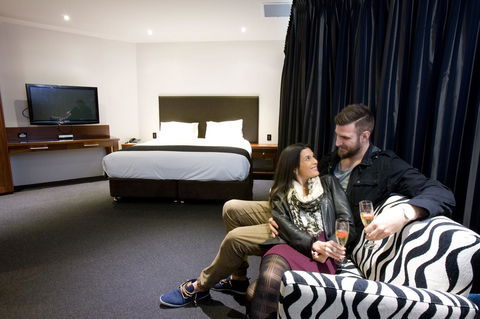 The Commodore - Dalby Accommodation 37