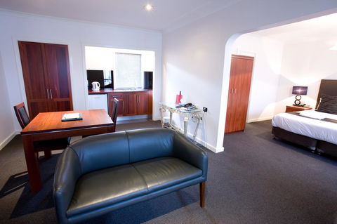 The Commodore - Dalby Accommodation 32