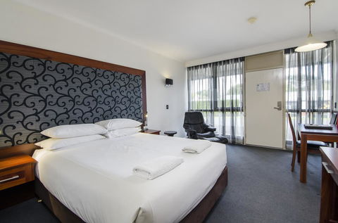 The Commodore - Dalby Accommodation 41