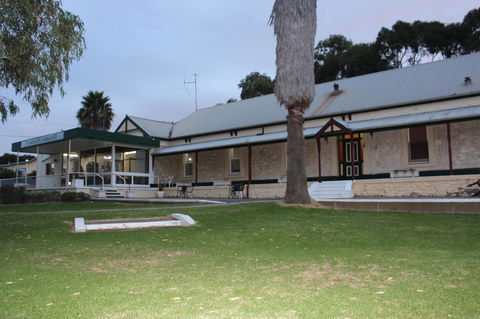 Island Motel Kingscote - Dalby Accommodation 1