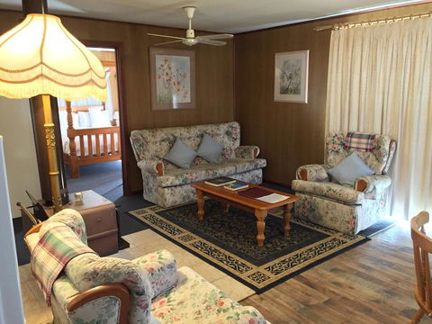 Clare Valley Cabins - Dalby Accommodation 24
