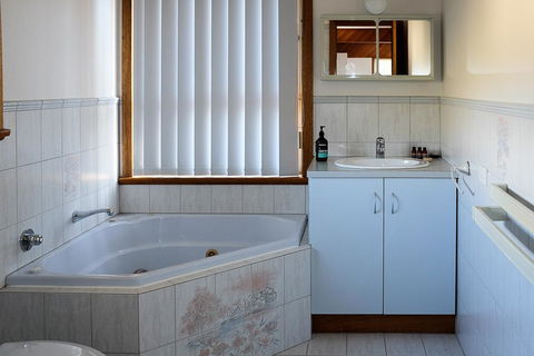 Seacroft - Dalby Accommodation 24