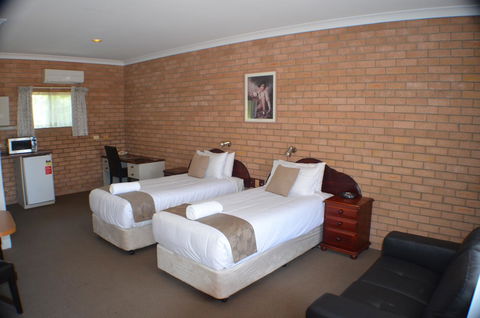 Deer Park Motor Inn Armidale - Dalby Accommodation 3