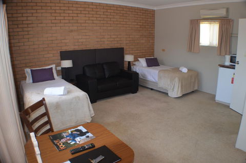 Deer Park Motor Inn Armidale - Dalby Accommodation 11