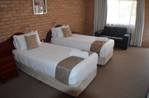 Deer Park Motor Inn Armidale - Dalby Accommodation 4