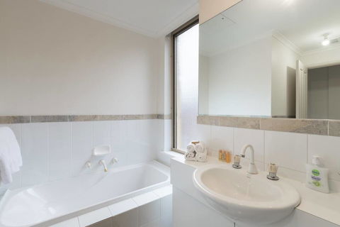 One Bedroom In Adelaideâ€™s East End FREE WIFI*Netflix*Parking - Dalby Accommodation 11