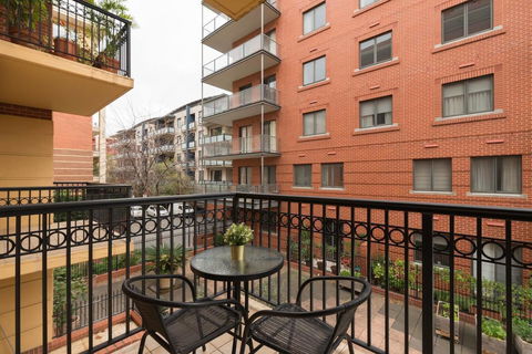 One Bedroom In Adelaideâ€™s East End FREE WIFI*Netflix*Parking - Dalby Accommodation 2