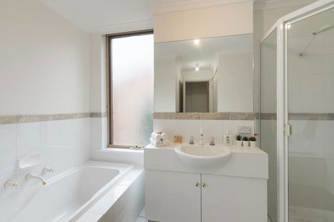 One Bedroom In Adelaideâ€™s East End FREE WIFI*Netflix*Parking - Dalby Accommodation 16