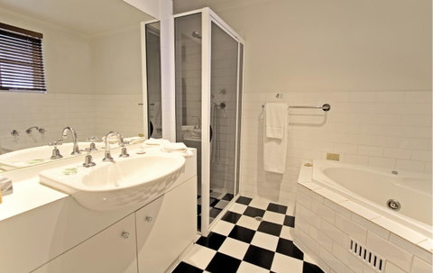 St Francis Winery - Dalby Accommodation 12