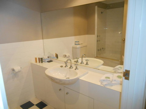 St Francis Winery - Dalby Accommodation 10