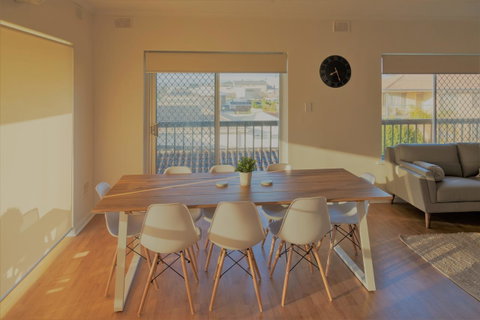 Henley Beach South, Amazing Views, Huge Private Balcony! - Dalby Accommodation 10