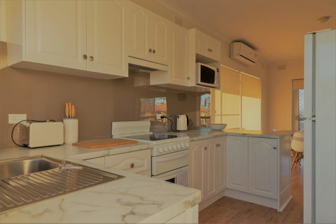 Henley Beach South, Amazing Views, Huge Private Balcony! - Dalby Accommodation 16