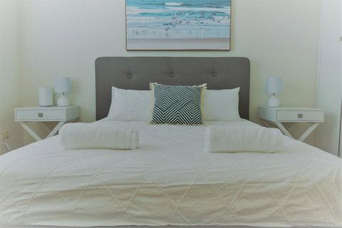 Henley Beach South, Amazing Views, Huge Private Balcony! - Dalby Accommodation 6
