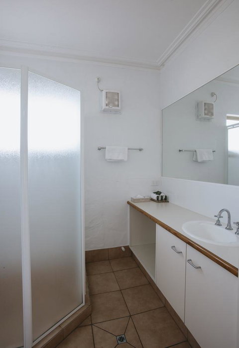 Canal Rocks Beachfront Apartments - Dalby Accommodation 6