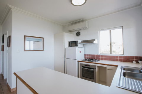 Canal Rocks Beachfront Apartments - Dalby Accommodation 10