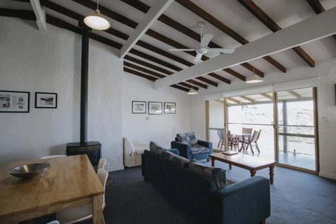 Canal Rocks Beachfront Apartments - Dalby Accommodation 15