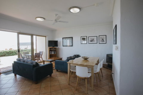 Canal Rocks Beachfront Apartments - Dalby Accommodation 8