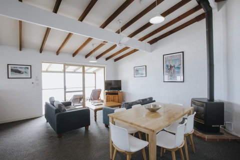 Canal Rocks Beachfront Apartments - Dalby Accommodation 22