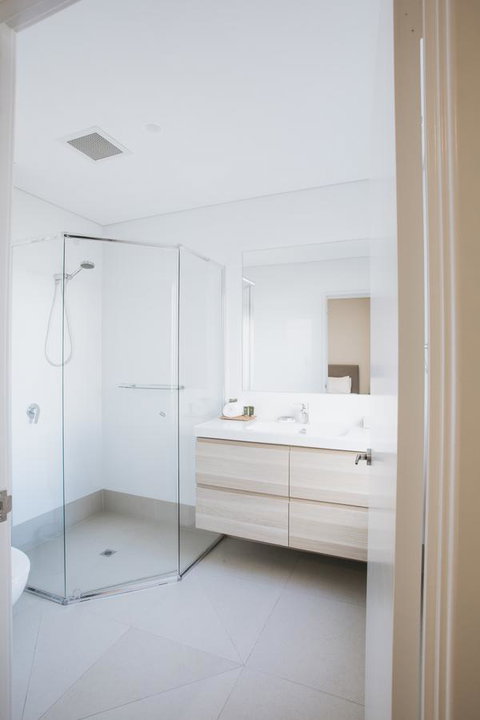 Canal Rocks Beachfront Apartments - Dalby Accommodation 40