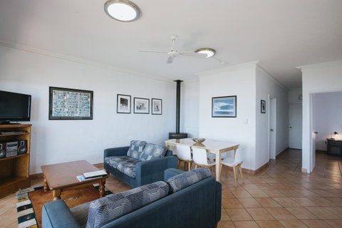 Canal Rocks Beachfront Apartments - Dalby Accommodation 9