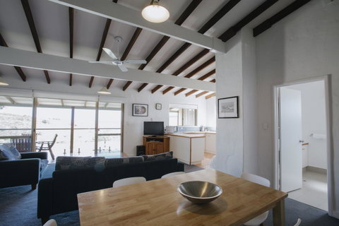 Canal Rocks Beachfront Apartments - Dalby Accommodation 16