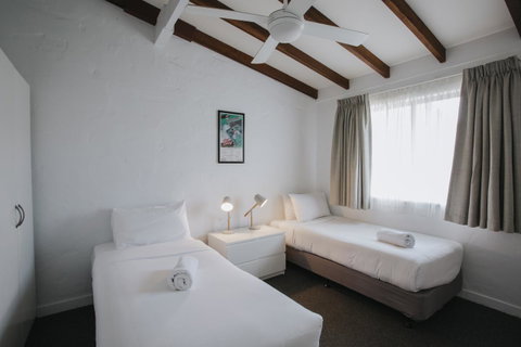 Canal Rocks Beachfront Apartments - Dalby Accommodation 17