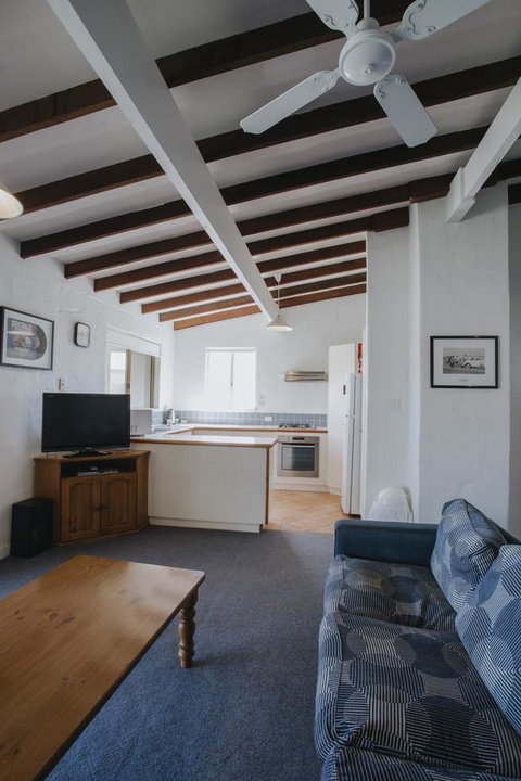 Canal Rocks Beachfront Apartments - Dalby Accommodation 11