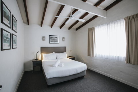 Canal Rocks Beachfront Apartments - Dalby Accommodation 3