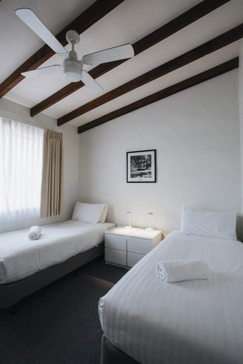 Canal Rocks Beachfront Apartments - Dalby Accommodation 12
