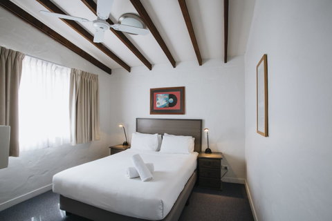Canal Rocks Beachfront Apartments - Dalby Accommodation 14