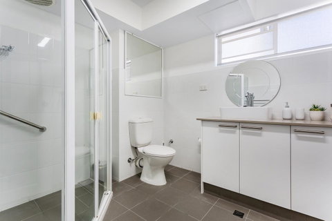 Laman Lodge, Unit 2, 15 Laman Street - Dalby Accommodation 11