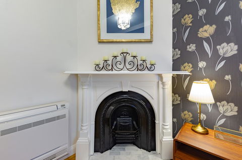 Heritage Townhouse Near Harbour Bridge - Dalby Accommodation 8