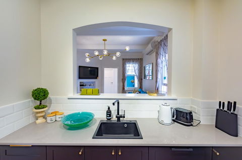 Heritage Townhouse Near Harbour Bridge - Dalby Accommodation 13