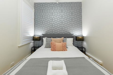 Heritage Townhouse Near Harbour Bridge - Dalby Accommodation 11
