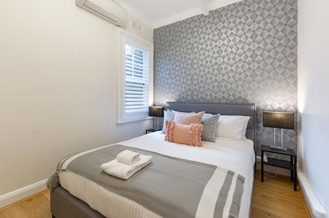 Heritage Townhouse Near Harbour Bridge - Dalby Accommodation 19