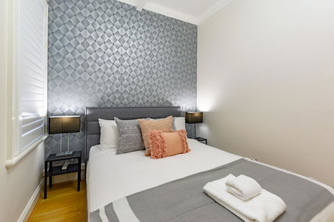 Heritage Townhouse Near Harbour Bridge - Dalby Accommodation 27