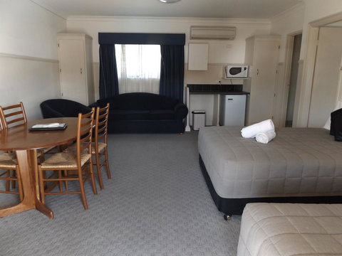 Ben Chifley Motor Inn - Dalby Accommodation 24