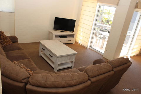 Mollymook Cove Apartments - Dalby Accommodation 14