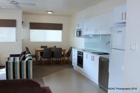 Mollymook Cove Apartments - Dalby Accommodation 15