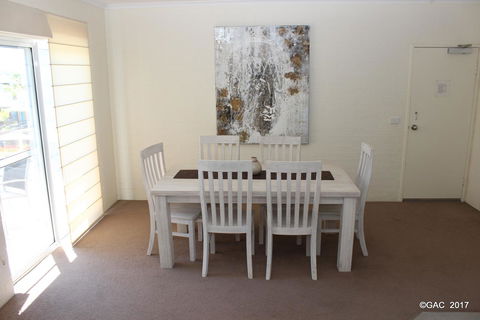 Mollymook Cove Apartments - Dalby Accommodation 13
