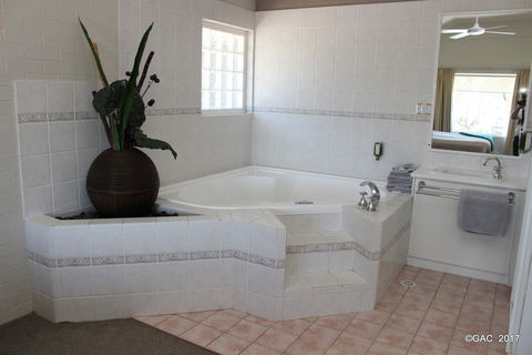 Mollymook Cove Apartments - Dalby Accommodation 8