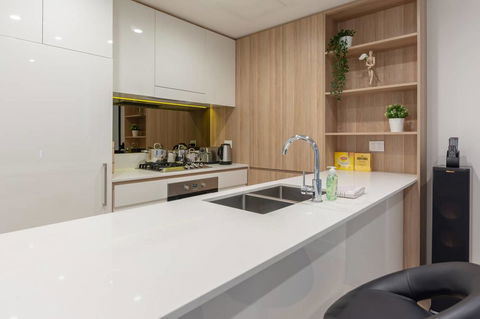 Japanese Style Waterfront Apt Wt Rooftop Pool - Dalby Accommodation 9