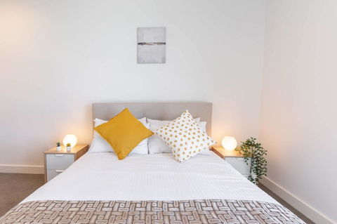 Japanese Style Waterfront Apt Wt Rooftop Pool - Dalby Accommodation 7