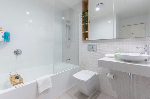 Japanese Style Waterfront Apt Wt Rooftop Pool - Dalby Accommodation 20