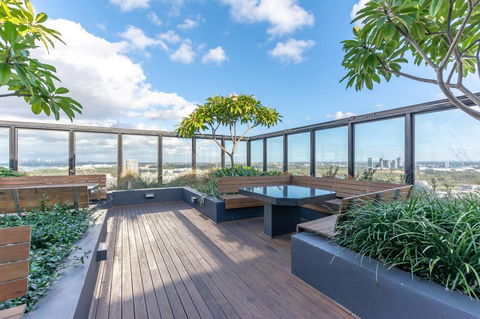 Japanese Style Waterfront Apt Wt Rooftop Pool - Dalby Accommodation 11