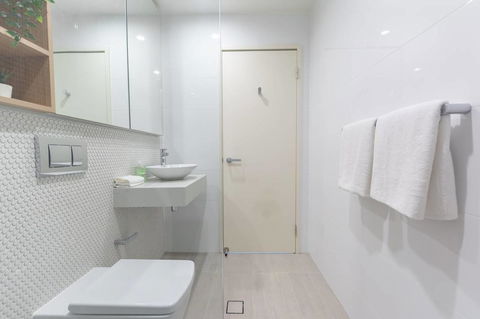 Japanese Style Waterfront Apt Wt Rooftop Pool - Dalby Accommodation 5