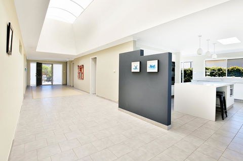 Neptune I Absolute Beachfront I Stunning Views - Dalby Accommodation 24